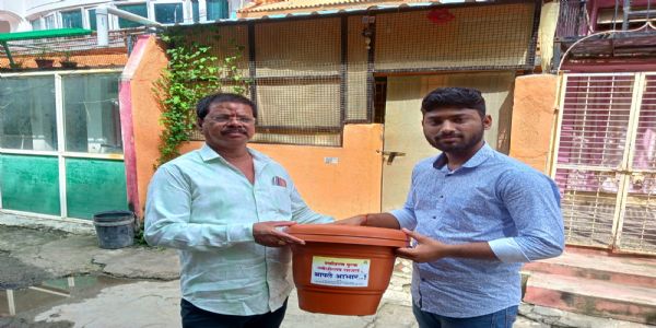 अकोल्यात निलेश देव मित्र मंडळाच्या वतीने कुंड्याचे वाटप