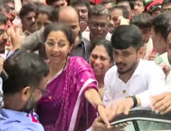 Maratha protesters surrounded Supriya Sule car