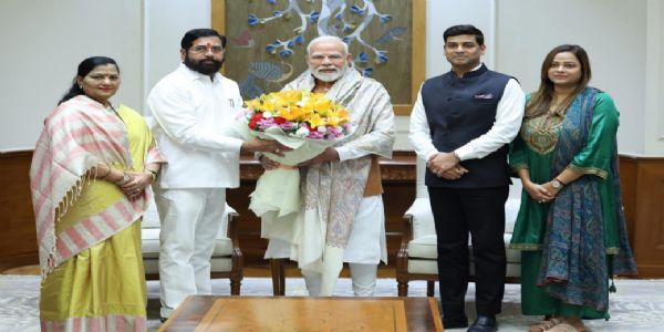 उपमुख्यमंत्री एकनाथ शिंदेंनी घेतली पंतप्रधानांची सहकुटुंब सदिच्छा भेट