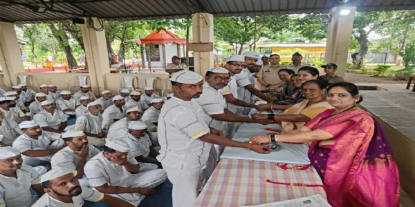 भागीरथी संस्थेच्या महिलांनी कळंबा कारागृहातील बंदीजनांना बांधल्या राख्या