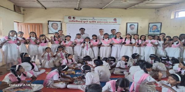 परभणीत सावित्रीबाई फुले मुलींच्या हायस्कूलमध्ये राखी तयार करण्याची कार्यशाळा