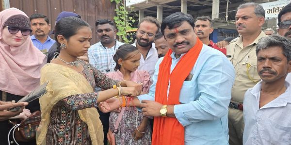 नांदेड : आ. आनंद बोंढारकरांच्या संपर्क कार्यालयासमोर दिव्यांगांचे आंदोलन