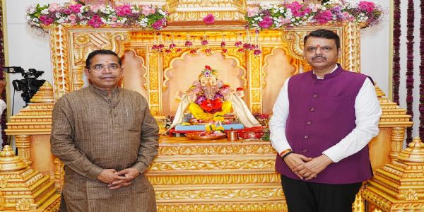मुख्यमंत्री फडणवीस यांच्या वर्षा बंगल्यावरील गणरायाची आमदार पवार यांनी केली आरती