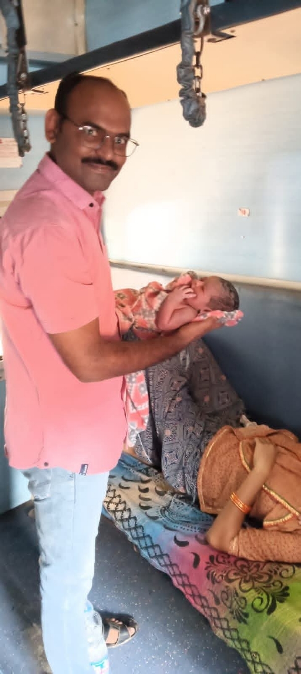 चालत्या रेल्वे गाडीत महिला प्रसूत -डॉ. करवंदे यांची तत्परता