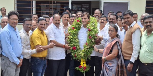 कोल्हापूर - शिक्षकांना वाढीव टप्पा मिळवून दिल्याबद्दल खा. महाडिक यांचा सत्कार