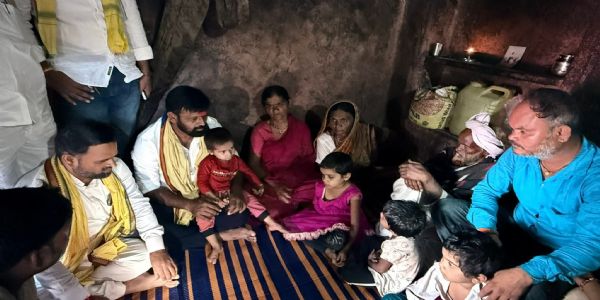 लक्ष्मण हाकेंनी भरत कराडच्या निवासस्थानी भेट देत कुटुंबीयांचे केले सांत्वन