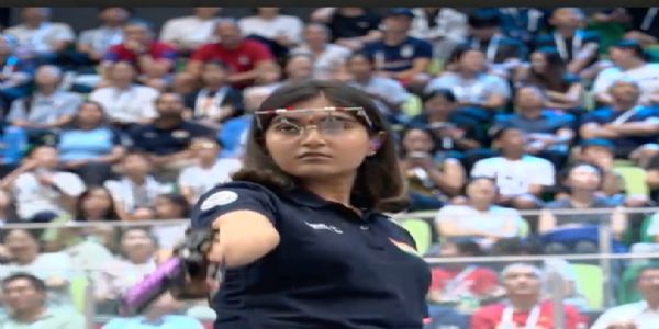विश्वचषक नेमबाजी स्पर्धा : महिलांच्या एअर पिस्तूलमध्ये ईशा सिंगने साधला सुवर्णवेध