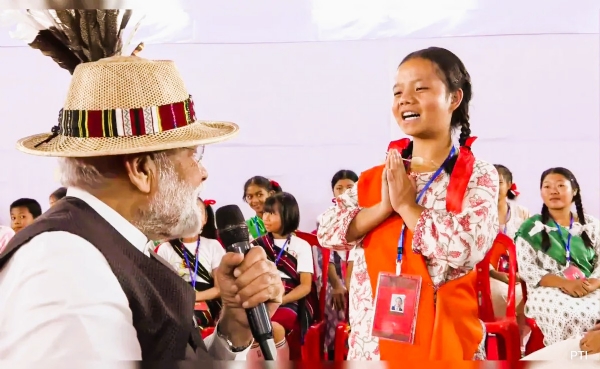 मणिपूरच्या हिंसाचार पिडीतांशी संवाद साधताना पंतप्रधान