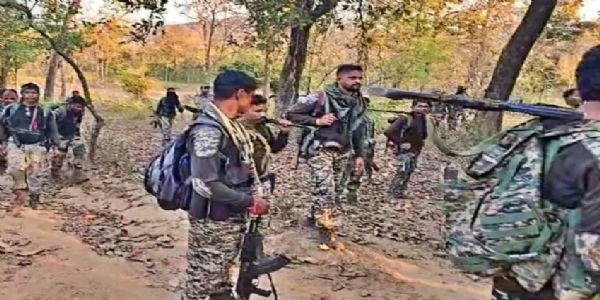 झारखंड : ५ लाखांचे बक्षीस असलेला नक्षलवादी कमांडर चकमकीत ठार