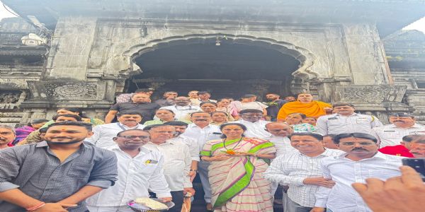 नाशिक-त्रंबकेश्वर दरम्यानच्या खड्ड्यामुळे सुप्रिया सुळे संतप्त