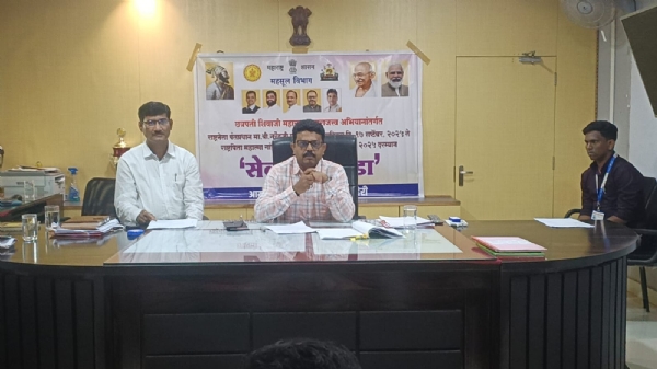 पत्रकार परिषदेत माहिती देताना अप्पर जिल्हाधिकारी सोबत तहसीलदार