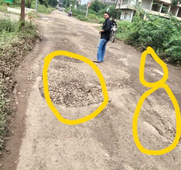 देशमुख लॉन ते रहाटगाव रस्ता खड्ड्यांनी भरलेला; तीन दिवसांत दुरुस्ती न झाल्यास ‘बेशरम आंदोलन’