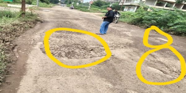 अमरावती : देशमुख लॉन ते रहाटगाव रस्ता खड्ड्यांनी भरलेला; आंदोलनाचा इशारा