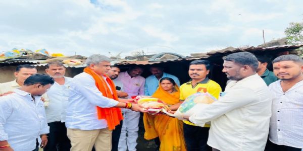 परभणी - अतिवृष्टीग्रस्तांना शिवसेनेचा दिलासा
