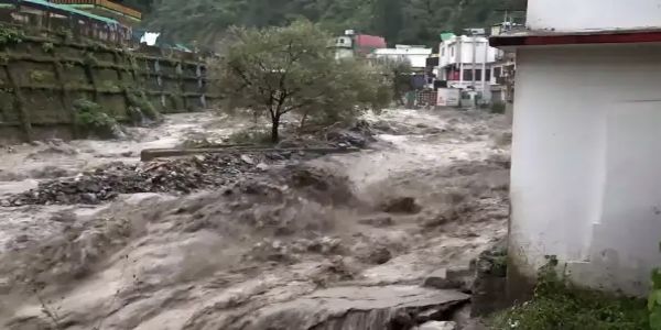 देहरादूनच्या सहस्त्रधारामध्ये ढगफुटी; अनेक हॉटेल्स आणि दुकानांचे नुकसान