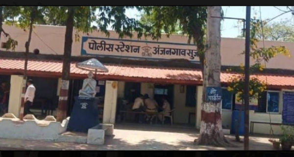 अंजनगाव सुर्जी येथील घरफोडीत बुलढाण्याच्या कुख्यात शकील डाॅन टोळीच्या घरफोड्यास अटक                               अंजनगाव पोलिसांची  यशस्वी कारवाई