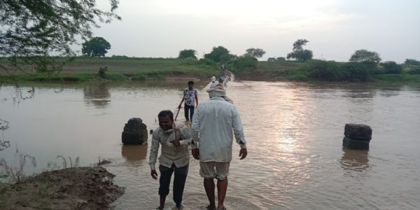 मोरणा नदीवरील पुलाची उंची वाढवण्याचा प्रश्न,  ग्रामस्थांचा रोष उफाळला!