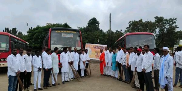 सेवा पंधरवाड्यानिमित्त भाजयुमोकडून उदगीर बसस्थानक परिसरात स्वच्छता अभियान