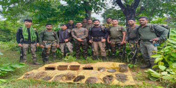 गडचिरोलीत माओवाद्यांनी घातपाताच्या उद्देशाने लपवून ठेवलेली जुनी स्फोटक, साहित्य हस्तगत