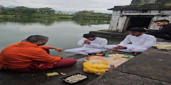 त्र्यंबकेश्वर मध्ये अनोख्या पद्धतीने आंदोलन
