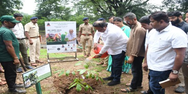 संजय गांधी राष्ट्रीय उद्यानात शेलार यांच्या हस्ते भारतीय प्रजातीच्या दुर्मीळ वृक्षांची लागवड