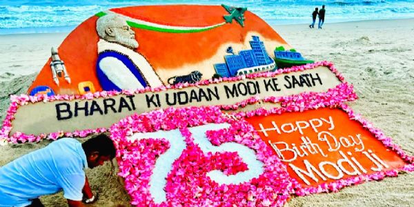 ओडिशा : वाळू शिल्पाच्या माध्यमातून मोदींना शुभेच्छा