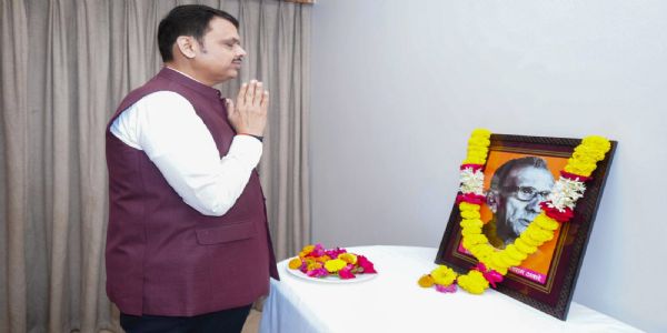 प्रबोधनकार ठाकरे यांना जयंतीनिमित्त मुख्यमंत्र्यांनी केले अभिवादन