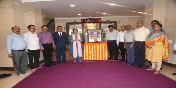 प्रबोधनकार ठाकरे यांच्या जयंतीनिमित्त विधान भवनात अभिवादन