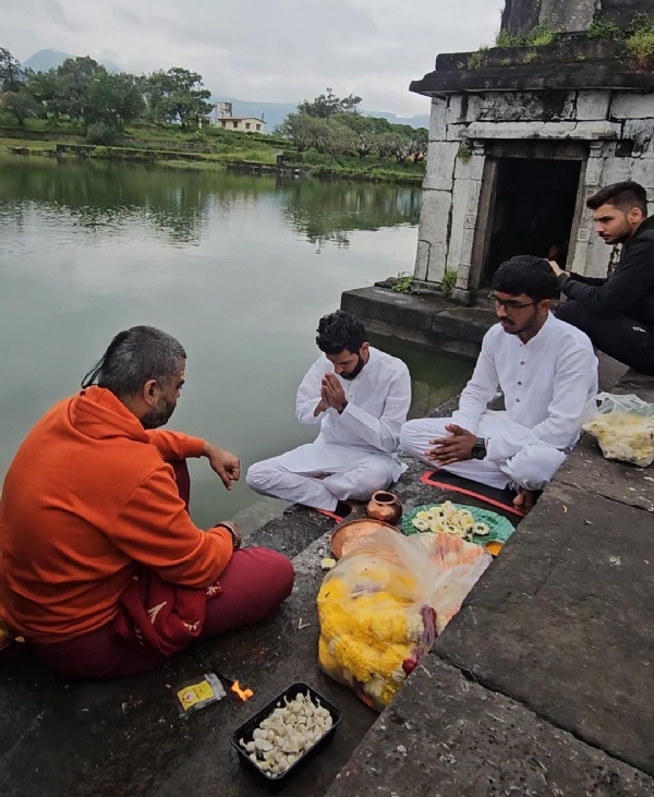 त्र्यंबकेश्वर मध्ये अनोख्या पद्धतीने आंदोलन