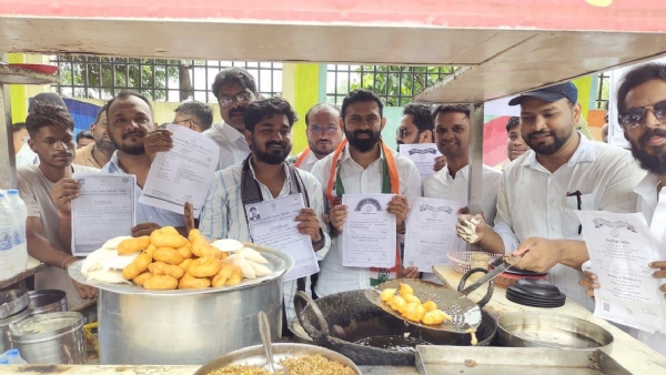 पकोडे तळून युवक काँग्रेसचे अनोखे आंदोलन; रोजगारासाठी मोदी सरकारविरोधात घोषणाबाजी