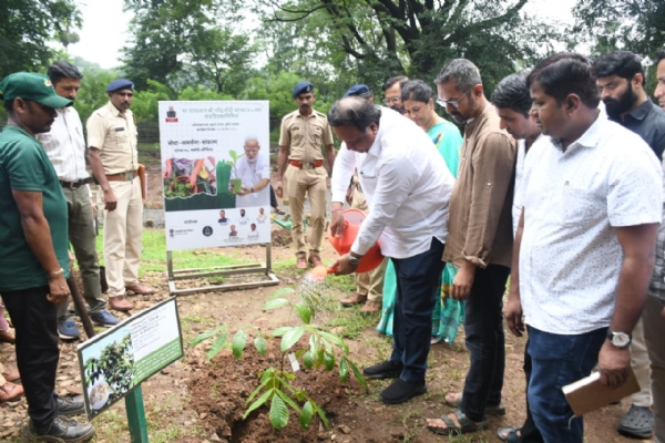 संजय गांधी राष्ट्रीय उद्यानामध्ये शेलार यांच्या हस्ते भारतीय प्रजातीच्या दुर्मीळ वृक्षांची लागवड