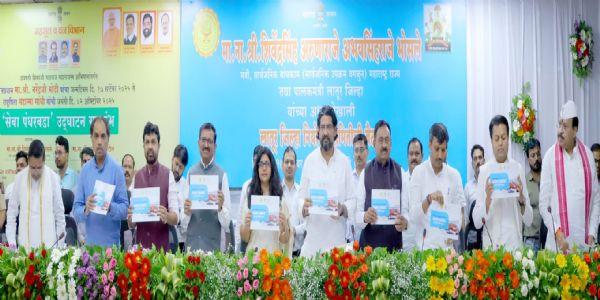 पालकमंत्री शिवेंद्रसिंहराजे भोसले यांच्या हस्ते ‘जलप्रलय व्यवस्थापन’ पुस्तिकेचे प्रकाशन