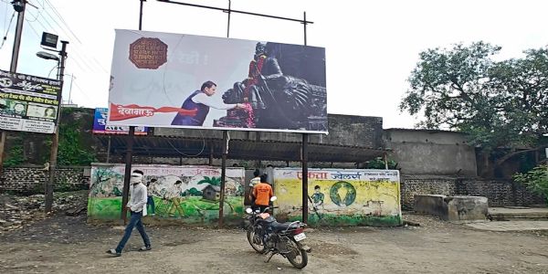 मुतारी वर बॅनर लावणाऱ्या व्यक्ती वर कारवाई करा - मनसे