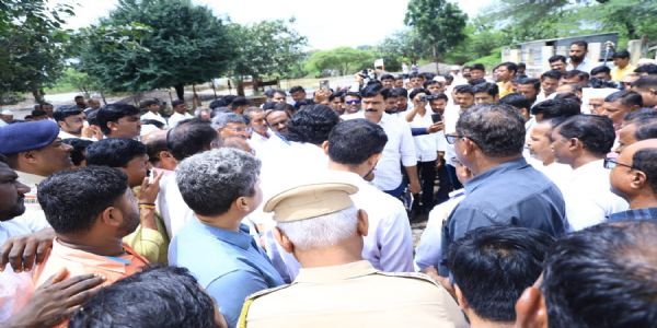 लातूर : शिवेंद्रसिंहराजे भोसले यांनी उजनी गावास भेट देऊन नुकसानीचा घेतला आढावा