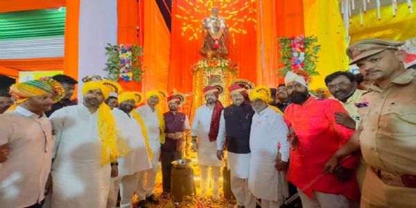 लातूर : शिवेंद्रसिंह राजे भोसले यांच्या हस्ते छ. शिवाजी महाराज पूर्णाकृती पुतळ्याचे अनावरण