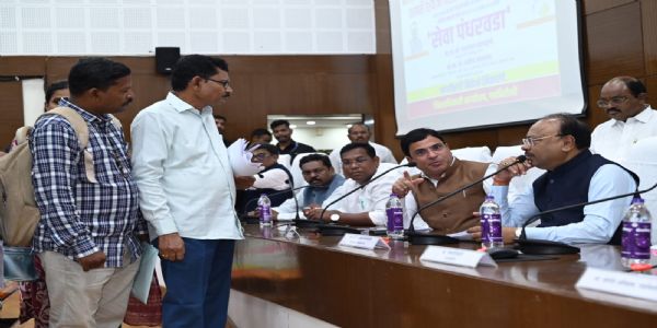 गडचिरोली : सेवा पंधरवड्यात नागरिकांच्या तक्रारी वेळेवर सोडवा- बावनकुळे