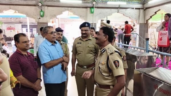 नवरात्रौत्सवासाठी अंबादेवी मंदिरात पोलिसांची सुरक्षा तयारी पोलिस आयुक्त अरविंद चावरिया यांनी केली मंदिर परिसराची पाहणी
