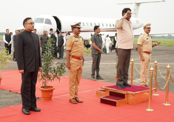 सरन्यायाधीश भूषण गवई यांचे ओझर विमानतळ येथे आगमन व स्वागत