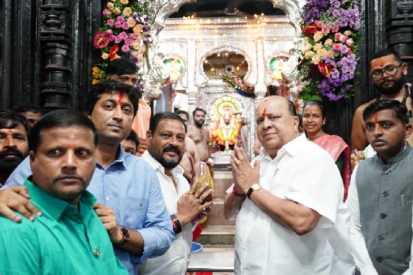 मंत्री हसन मुश्रीफ श्री. अंबाबाईचे दर्शन घेताना