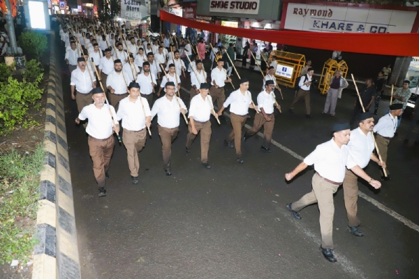 नागपुरात पथसंचलन करताना संघ स्वयंसेवक