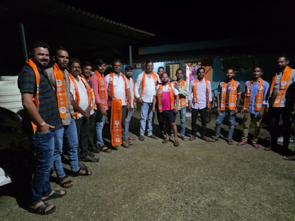 डहाणूत सरपंच रुपजी कोल यांच्या पुढाकाराने कार्यकर्त्यांचा शिवसेनेत प्रवेश