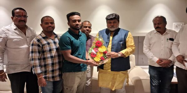 रत्नागिरीचा युवा क्रिकेटपटू अविराज गावडेचे पालकमंत्र्यांकडून कौतुक