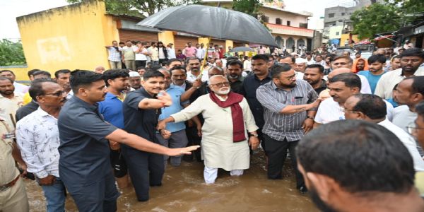 अतिवृष्टीने बाधित झालेल्या प्रत्येक घटकाला आवश्यक ती सर्व मदत उपलब्ध करून देऊ - भुजबळ