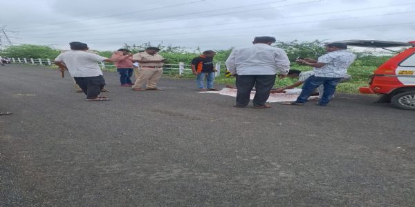 अकोला - उमईच्या पुलानजीक इसमाची निर्घृृण हत्या, तर एक गंभीर
