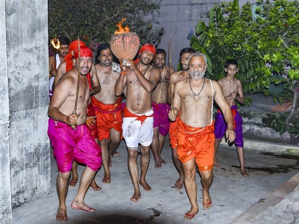 उदो ग अंबे उदोचा गजर... पिंगळादेवीच्या गडावर आज अंबादेवीची खापरी  तप्त मडके घेऊन प्रदक्षिणा
