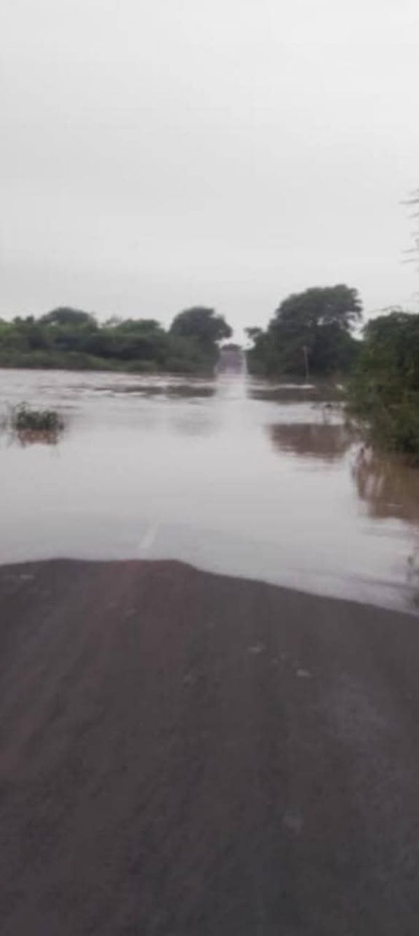 वालूर गावाचा संपर्क तुटला, तीनही रस्ते बंद