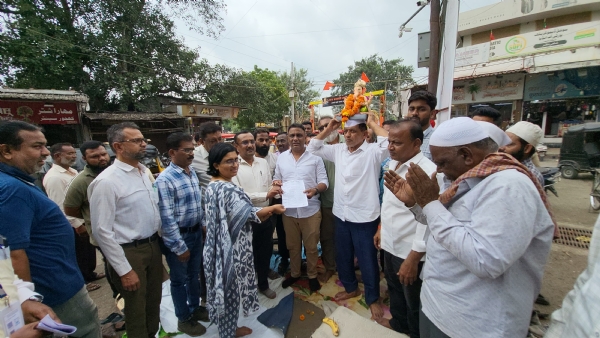 नागरी सुविधा मिळत नसल्याने गणपती घेऊन नागरिकांनी केले आंदोलन