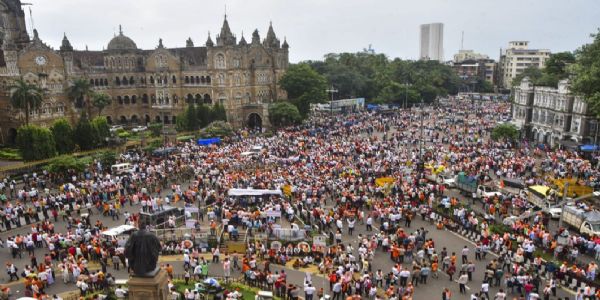 मुंबईतील मराठा आंदोलन संपले, पण आंदोलकांवर पोलिस कारवाई सुरूच
