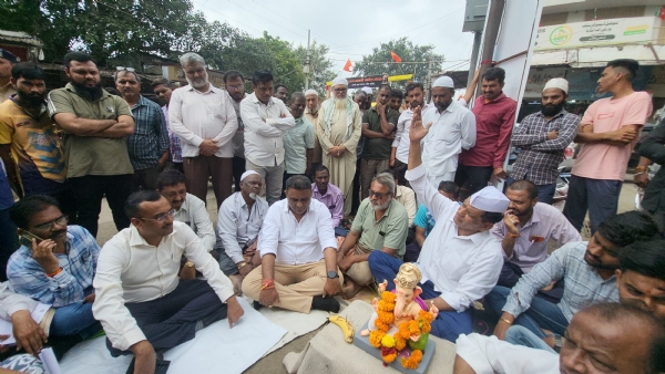 नागरी सुविधा मिळत नसल्याने गणपती घेऊन नागरिकांनी केले आंदोलन