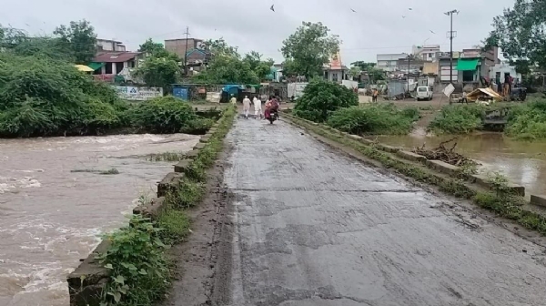 चंद्रभागा नदीकाठी बाप्पांच्या विसर्जनाकरिता भक्तांना प्रशासनाने सोडले वाऱ्यावर